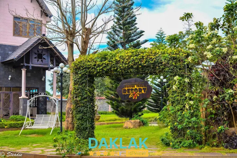 Coffee Tour Resort Buôn Ma Thuột hiện lên mộc mạc, bình yên giữa núi rừng, mang hơi thở Tây Nguyên chân thật và đầy thi vị.