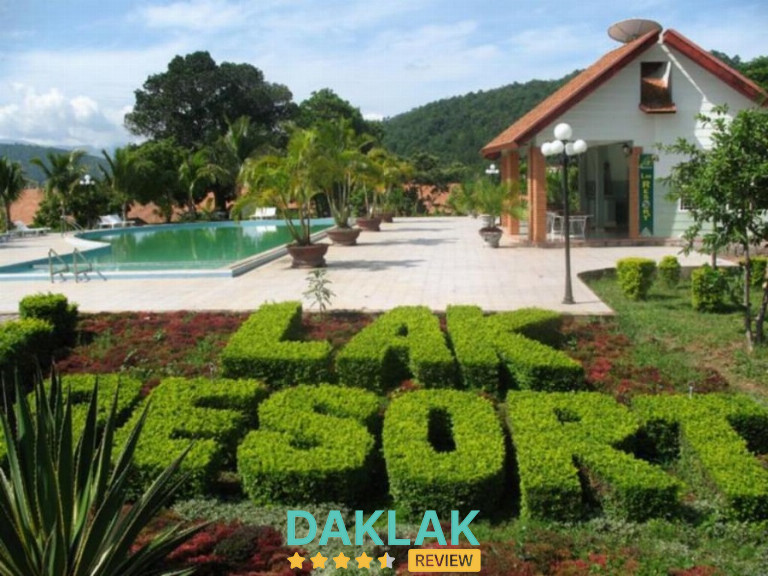 Resort được bao quanh bởi những đồi cà phê trù phú và núi non xanh thẳm, tạo nên không gian nghỉ dưỡng đầy đẳng cấp và riêng tư.