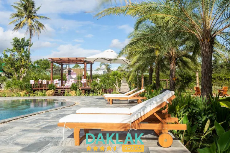 Hàng cây tươi tốt phản chiếu trên mặt hồ bơi trong vắt, tạo nên khung cảnh thanh lịch và yên bình.