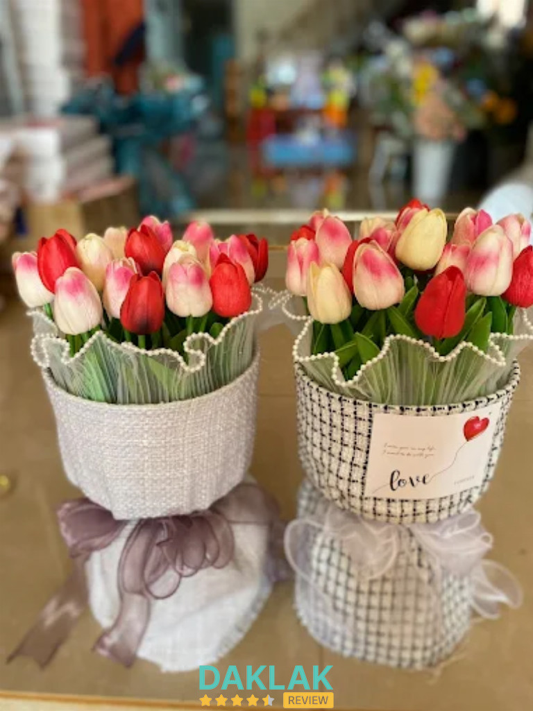 Trao hoa – trao cảm xúc, cùng Mỹ Hạnh lưu giữ hạnh phúc.