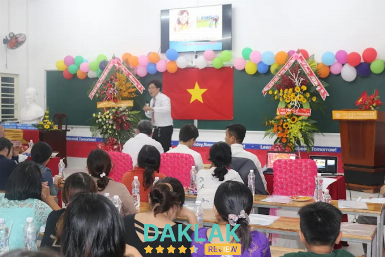 Học sinh chăm chỉ ôn thi đại học tại Trung tâm Luyện Thi Quốc Gia – Ban Mê Đắk Lắk trong môi trường tích cực.