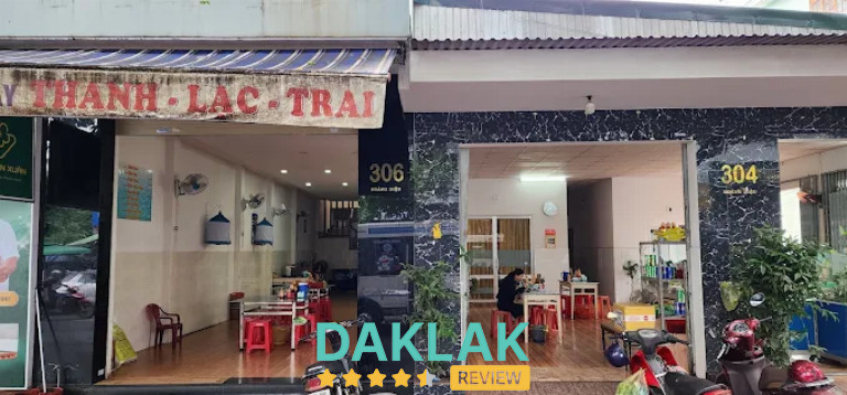 Khách hàng vui vẻ trải nghiệm quán chay tại Buôn Ma Thuột