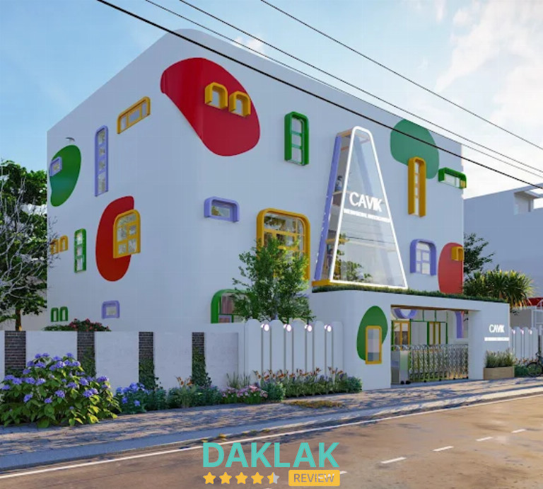 Trẻ Cavik chạy nhảy cùng bạn bè trong sân chơi xanh mát, mang đến niềm vui học tập ở Đắk Lắk