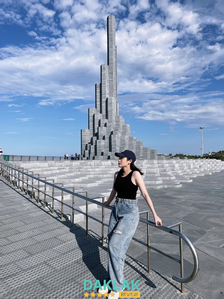 Hai khối đá cao vút được dựng lên mô phỏng hình ảnh Ghềnh Đá Đĩa