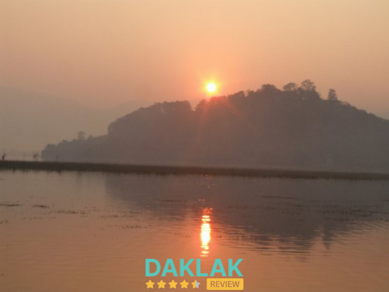 Hồ Lắk Đắk Lắk buổi sáng sương mờ – địa điểm chụp hình Tết đẹp ở Tây Nguyên" 
