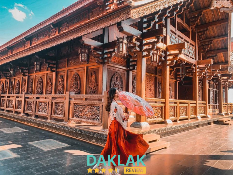 Kiến trúc nơi đây hòa trộn tinh tế giữa nét Huế cổ và văn hóa Tây Nguyên – mái cong gỗ nâu,