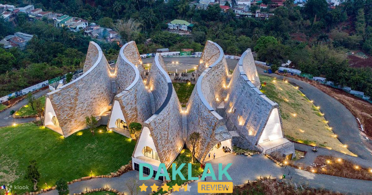 Kiến trúc mái vòm cong lấy cảm hứng từ nhà dài Êđê, chất liệu chủ đạo là gỗ và đá bazan