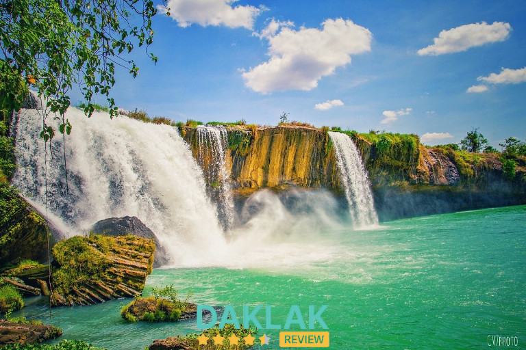 Chỉ cần đứng trên bờ đá, để gió thổi tung tà váy hoặc chiếc khăn đỏ