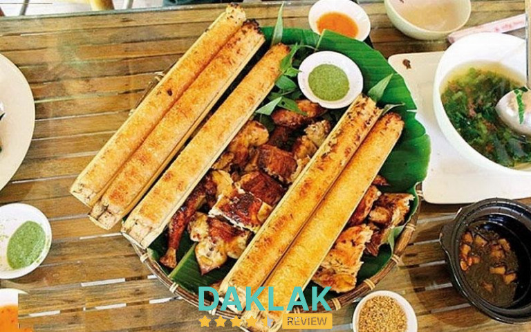 Cơm lam đặt trong ống tre