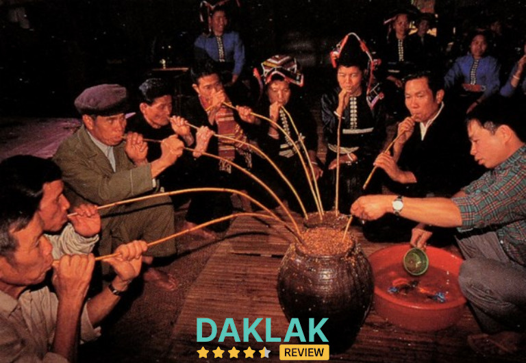 Người M’nông uống rượu không để say, mà để kể chuyện.