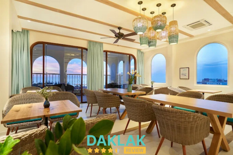 Coralina mang phong cách hiện đại pha chút Địa Trung Hải, tông trắng