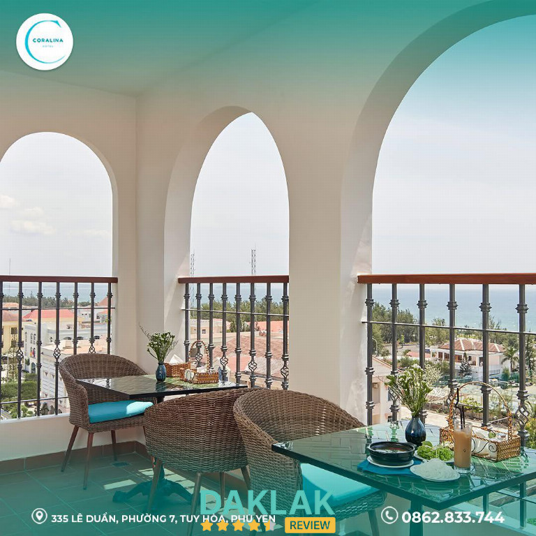 Ban công các phòng đều hướng ra biển hoặc nhìn về thành phố Tuy Hòa yên bình