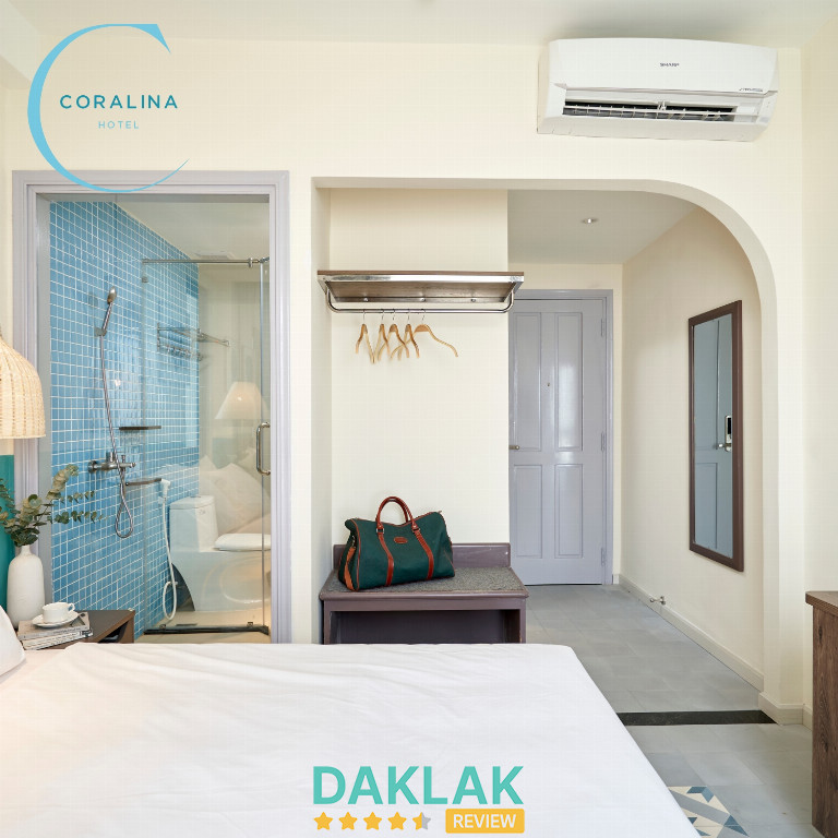 Phòng tắm rộng, có bồn tắm đứng, nước nóng mạnh, máy sấy, đồ vệ sinh cá nhân đầy đủ.