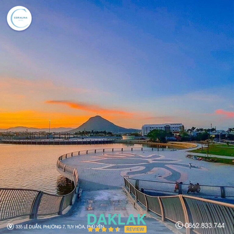 Hồ bơi ngoài trời là điểm check-in được yêu thích nhất.