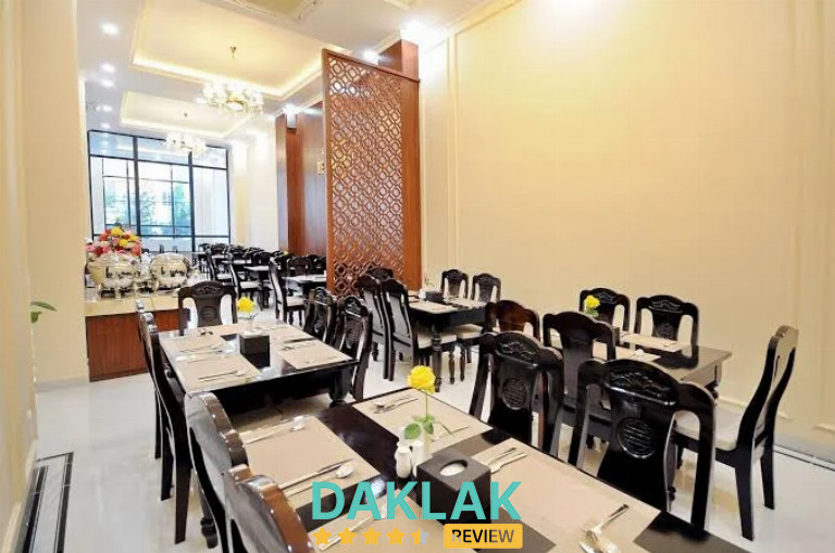 Sảnh đón khách có cách bài trí đơn giản nhưng ấm áp — ghế gỗ