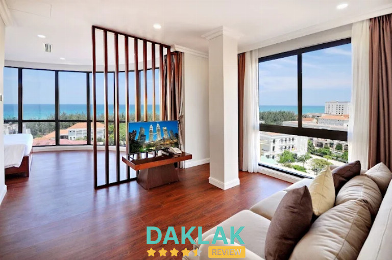 Cửa sổ rộng, ánh sáng thiên nhiên tràn vào, ban công nhỏ