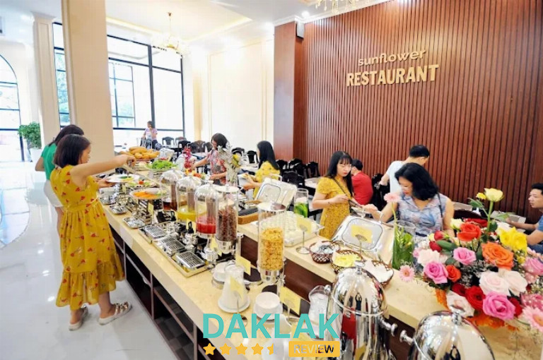 Bữa sáng là buffet nhẹ: có trứng, bánh mì, trái cây, cháo, phở, món mặn-vừa — không cầu kỳ nhưng ấm bụng.