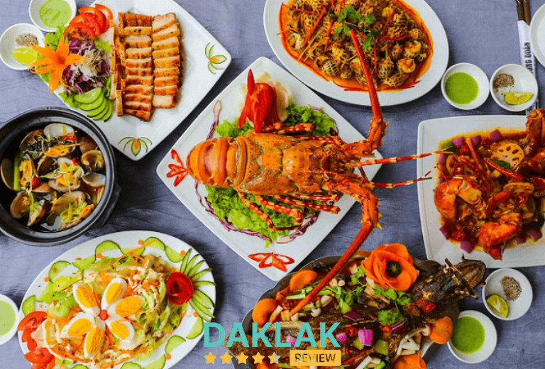 Buổi tối, mình thử gọi món địa phương trong nhà hàng khách sạn — có cá biển tươi, hải sản nhẹ