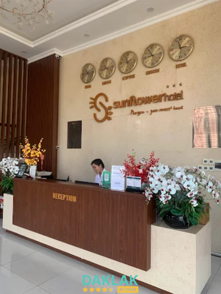 Dịch vụ khách sạn bao gồm lễ tân 24 giờ, phục vụ phòng, giữ hành lý, hỗ trợ đặt tour nhỏ