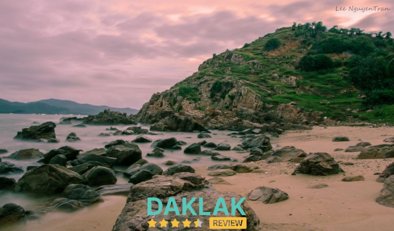 Mặt đá gành xù xì và sóng đập nặng tiếng bên chân người ngồi yên nghe biển