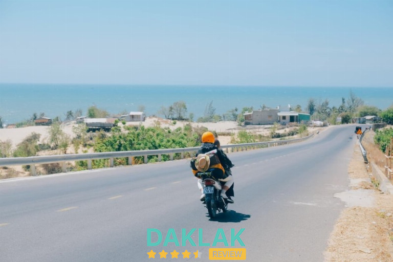Cung đường phượt ven biển Phú Yên uốn lượn đẹp mê hồn nhìn từ xe máy