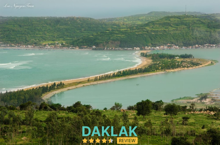 Lối đi bộ dưới biển độc đáo tại Nhất Sơn Tự, điểm dừng chân thú vị gần Gành Đỏ Phú Yên