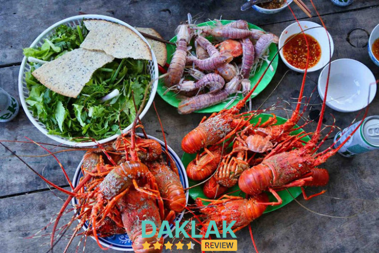 Du khách thưởng thức hải sản tươi ngon vừa đánh bắt tại Phú Yên