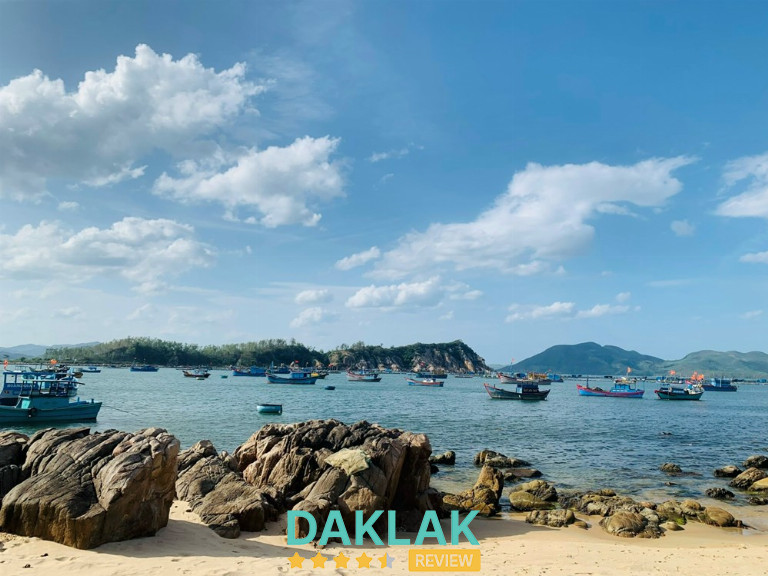 Thuyền đánh cá neo đậu trên biển Gành Đỏ Phú Yên yên bình dưới trời xanh