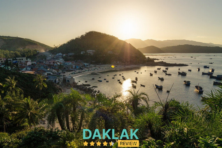 Thuyền đánh cá neo đậu trên biển Gành Đỏ Phú Yên yên bình dưới trời xanh