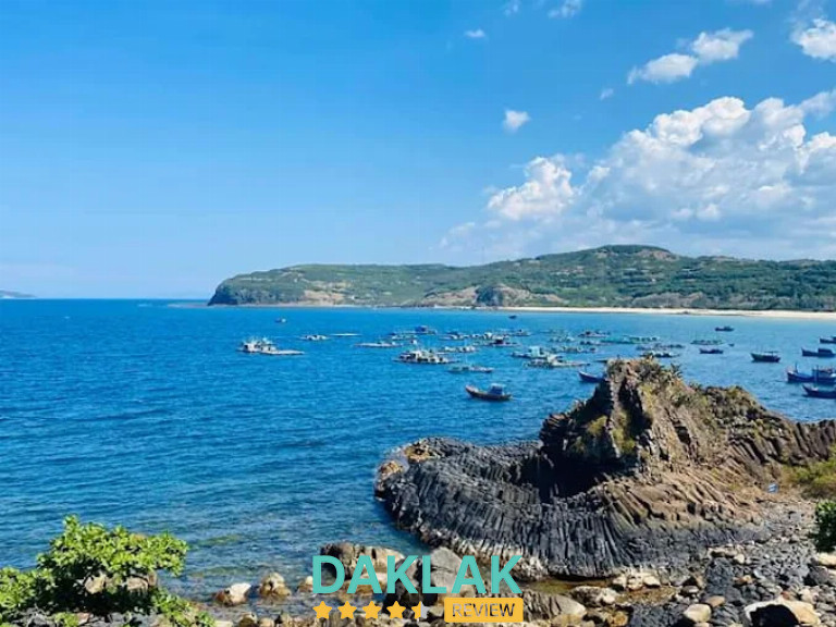 Ghềnh Đá Đĩa – điểm du lịch nổi tiếng gần Tuy Hòa, Phú Yên.