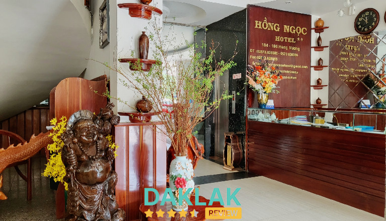 Quầy lễ tân khách sạn Hồng Ngọc Phú Yên với không gian gỗ ấm cúng và trang trí truyền thống