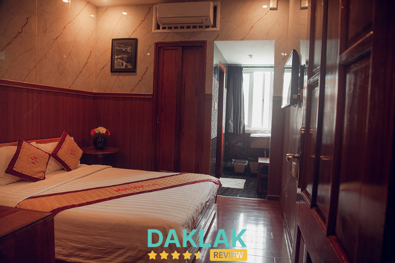 Phòng nghỉ ấm cúng tại khách sạn Hồng Ngọc Phú Yên với thiết kế gỗ và ánh sáng tự nhiên.