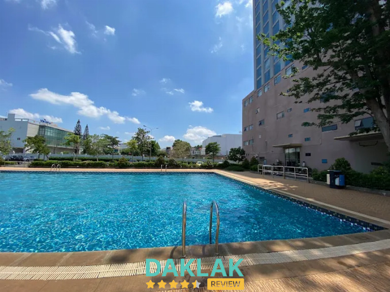 Bể bơi ngoài trời có diện tích rộng, nước trong xanh