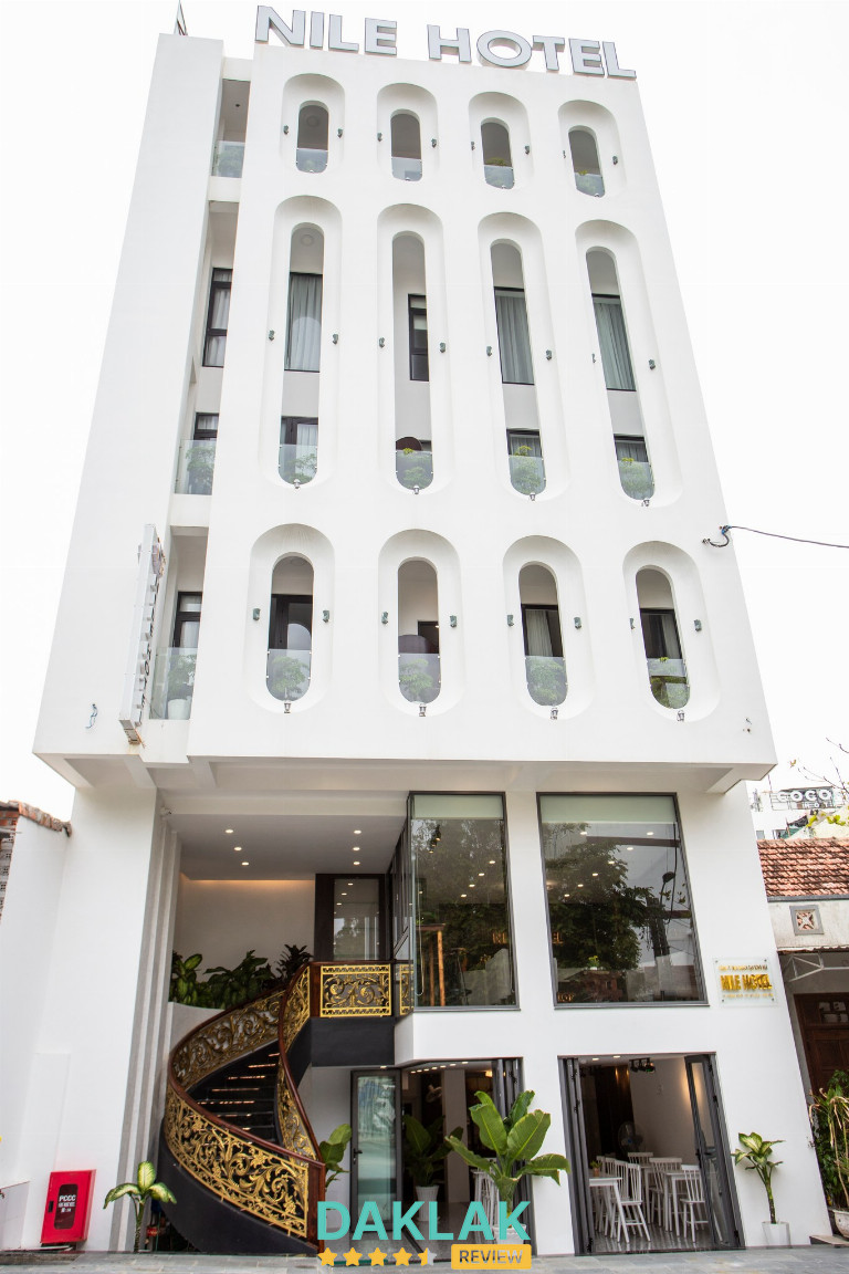 . Kiến trúc theo lối hiện đại, thanh thoát — mặt tiền có những đường nét vuông vức