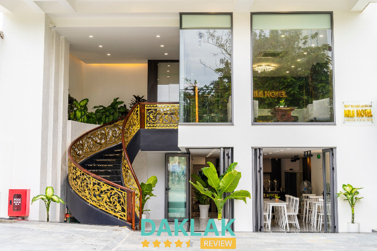 Không gian bên trong khách sạn mang hơi hướng tối giản mà tinh tế