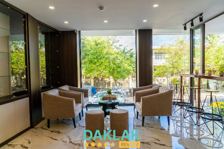 Nhìn qua cửa sổ hành lang, ánh nắng chiều rọi vào, những bóng cây lay động