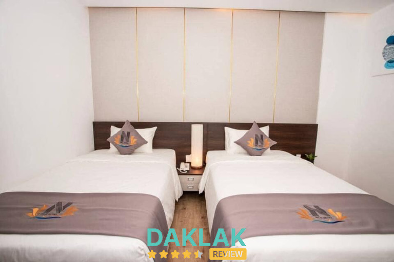 Ánh sáng trong phòng rất dễ chịu — đèn vàng ấm + ánh sáng tự nhiên từ cửa sổ hay ban công.