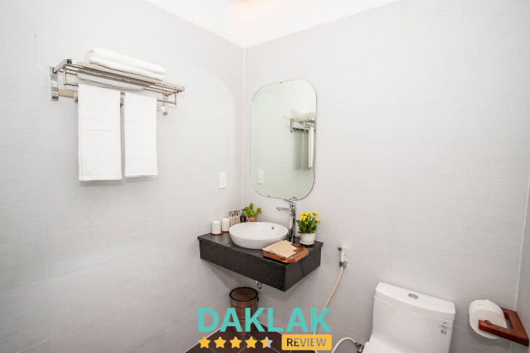 Phòng tắm rộng, sạch sẽ