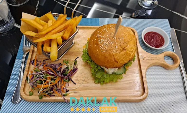 Buổi tối, tôi chọn ăn tại Lumiere Bistro & Cafe