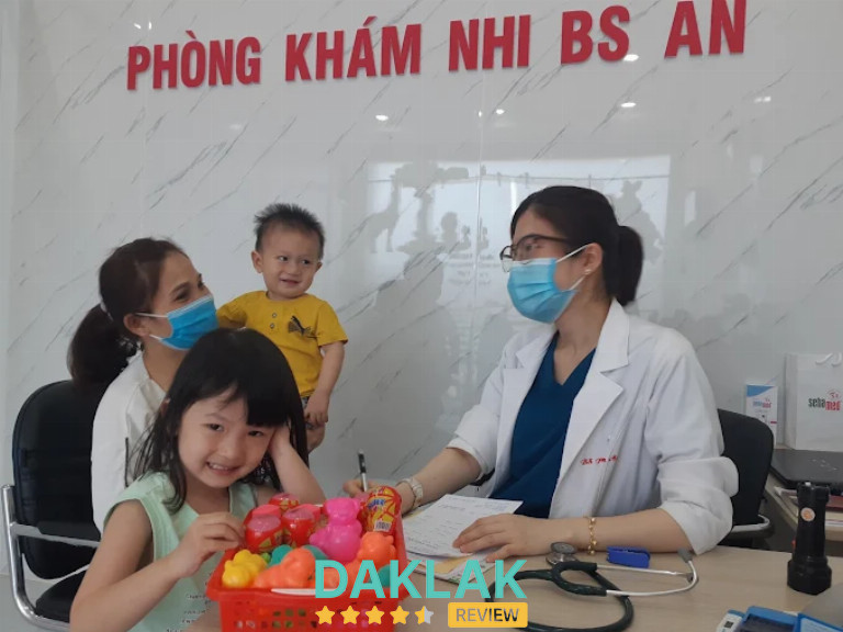 Bác sĩ An đang khám cho trẻ tại Phòng Khám Nhi BS An ở Buôn Ma Thuột