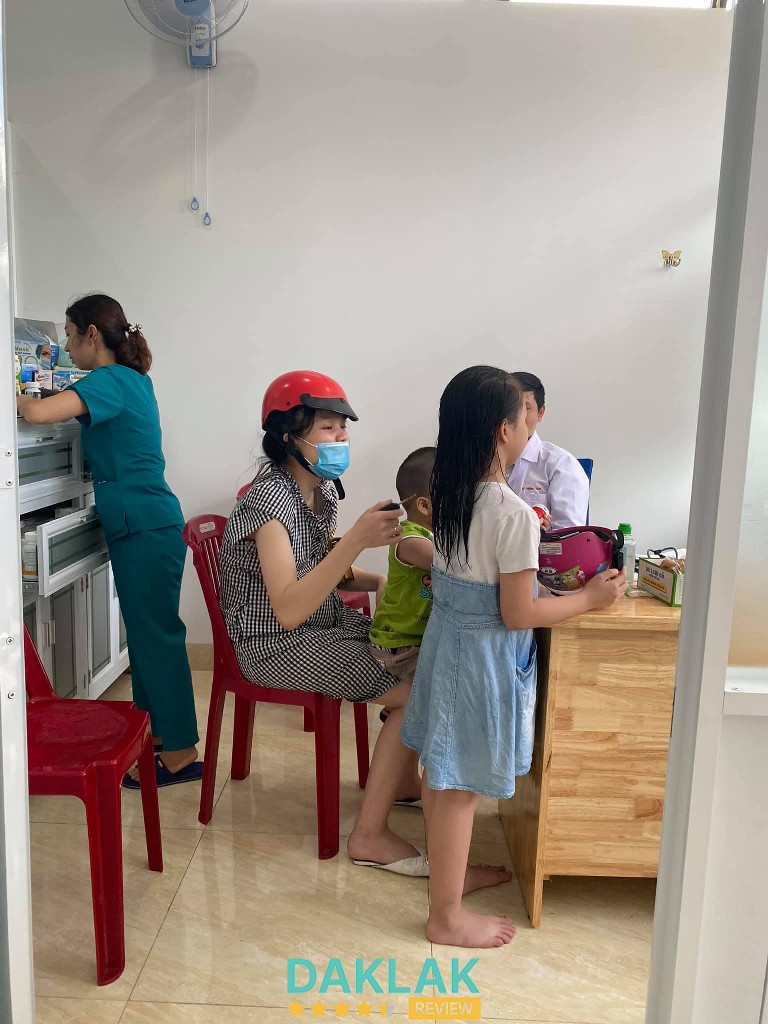 Bác sĩ đang khám cho trẻ tại Phòng Khám Nhi Đồng Ban Mê, Buôn Ma Thuột