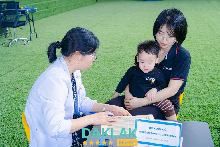 Phụ huynh đưa con đến khám tại Phòng Khám Nhi Khoa Vạn Phúc, Buôn Ma Thuột