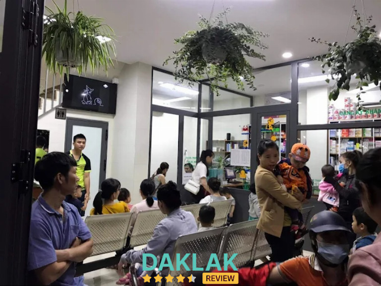 “Không khí bên trong Phòng Khám Nhi Đồng Tây Nguyên – nơi phụ huynh tin tưởng đưa trẻ đến khám tại Đắk Lắk