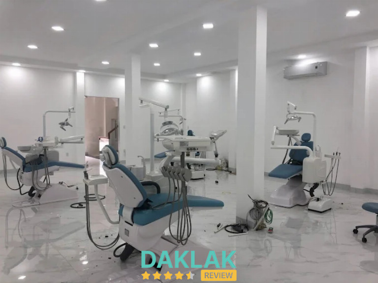 Nha khoa Việt Mỹ Phú Yên – bác sĩ đang điều trị cho khách