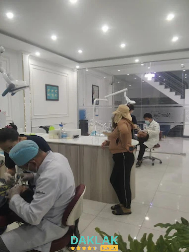 Phòng khám Nha khoa Quốc tế New Smile – bác sĩ đang khám răng cho bệnh nhân