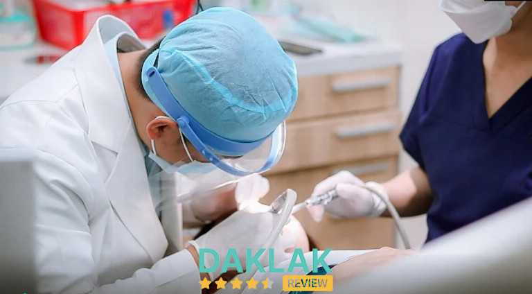 Nha khoa Cham Dental CN Tuy Hoà – bác sĩ khám răng cho bệnh nhân