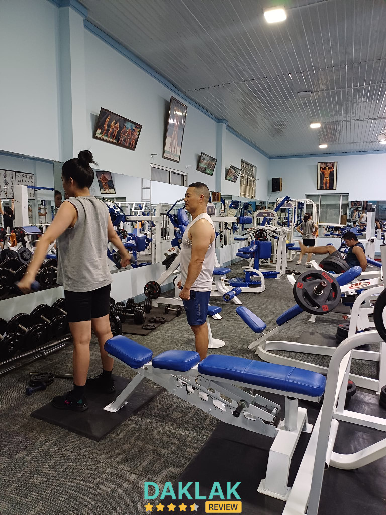 Huấn luyện viên hướng dẫn học viên tại Quốc Toản GYM Buôn Ma Thuột