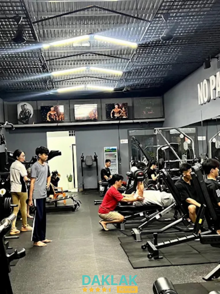 Học viên tập luyện tại CPGYM Fitness BMT, phòng gym Đắk Lắk giá rẻ