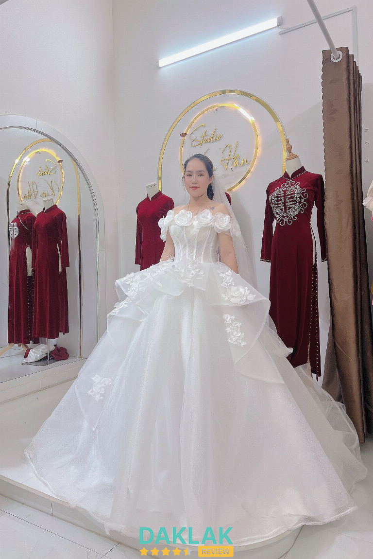 Kim Hân còn sở hữu nhiều mẫu áo dài cưới chỉn chu, tinh tế, đáp ứng tốt nhu cầu chụp ảnh truyền thống – hiện đại.