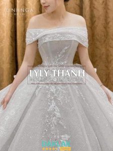 Studio áo cưới LyLy Thành sở hữu nhiều mẫu váy trễ vai tinh xảo, phom dáng chuẩn giúp cô dâu lên hình sang và thanh thoát.